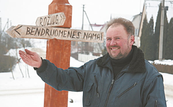 Jungėnų kaimo bendruomenės vadovas Valdas Mencevičius pasitiko prie kelio nuorodos į bendruomenės namus.