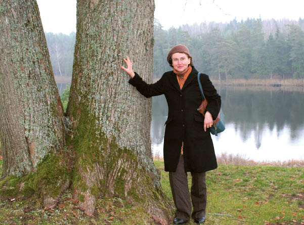 Knygos „Kaip gydo medžiai“ autorė Daiva Červokienė įsitikinusi: tinkamai parinkti medžiai prie namų ir sodybų ne tik kuria palankią atmosferą, teikia poilsį, bet ir gali atstoti vaistus.