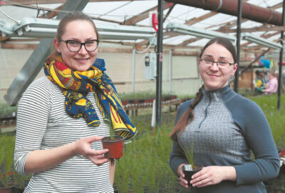 Erika Šelmienė ir Lina Dūdonienė savo žiniomis ir darbu prisideda prie miesto gražinimo.