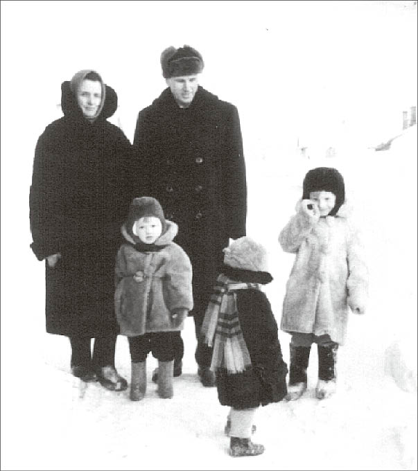 Kulikauskų šeima Vorkutos sniegynuose. Rimantas – dešinėje.