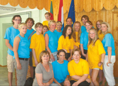 Plutiškių jaunųjų lyderių klubo nariai kartu su olandų jaunimu.