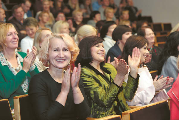 Mokyklą mylinčių ir prisimenančių prisirinko pilna salė.