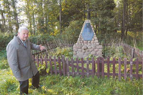 Paminklo Tauro apygardos vadui A. Baltūsiui-Žvejui ir jo bendražygiams pastatymu Baltrušaitynėje rūpinosi A. Lelešius.