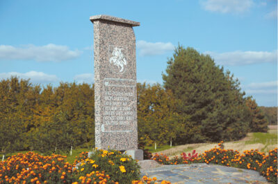 Opšrūtų operacijai atminti prie kelių sankryžos pastatytas paminklas.