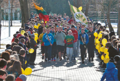 Gimnazijos bendruomenė rengia bėgimą „Tiltas iš praeities į dabartį“.