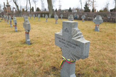 Marijampoliečiai gerbia žuvusių savanorių atminimą.