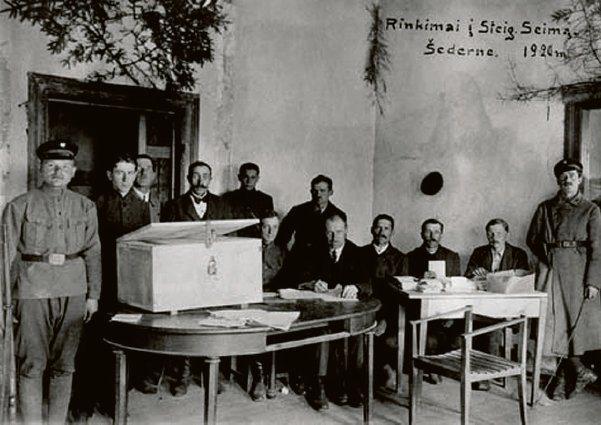 Steigiamojo Seimo rinkimų komisija po balsavimo.