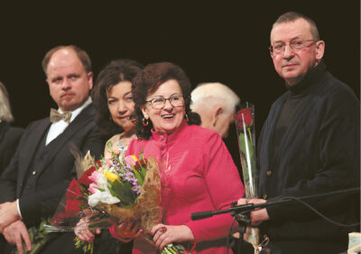 Biruta Pėveraitytė-Giraitienė su koncerte dalyvavusiais atlikėjais ir kompozitoriais.