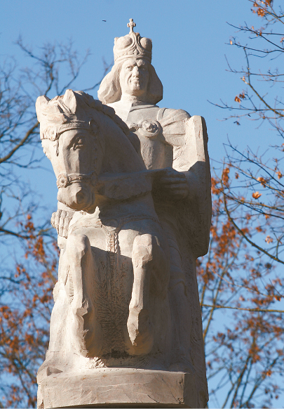 Vytautų klubo iniciatyva parke pastatytas paminklas Vytautui Didžiajam.