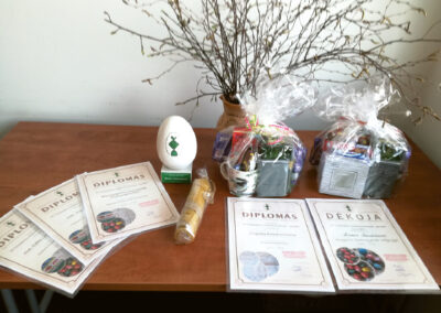 Diplomai, dovanos, skirtos parodos laureatams...