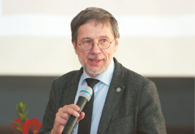 Šmaikštaudamas Liudas Mažylis sakė, kad labiausiai didžiuojasi ne savo atradimu, o tuo, kad yra jaunas, geras rašytojas ir kvietė paskaityti savo knygą „99 metai po įvykio“. Joje – daug tiesos ir daug išmonės... 