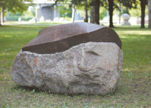 Zigmas Buterlevičius sako, kad prie jo „Žemės ausies“ galima ir pasiguosti, ir eilėraštį į ją pašnabždėti – tikrai išgirs... 