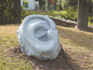 Zigmas Buterlevičius sako, kad prie jo „Žemės ausies“ galima ir pasiguosti, ir eilėraštį į ją pašnabždėti – tikrai išgirs... 