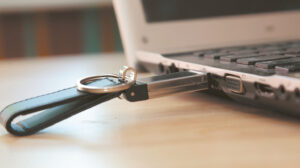 Mobiliaisiais įrenginiais patariama naudotis saugiai.