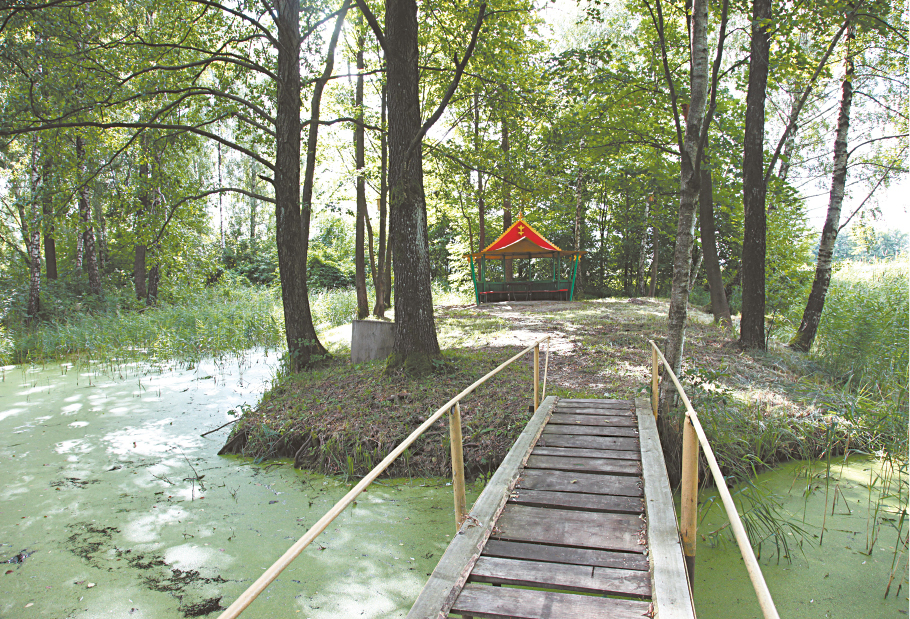 Yglos pakrantę puošia tiltelis per tvenkinį, originali pavėsinė.