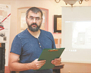 Tomas Kukauskas, Lietuvos Prezidento Kazio Griniaus memorialinio muziejaus darbuotojas, pakvietė susirinkusius į ekskursiją po miestą ieškoti modernizmo ženklų architektūroje.