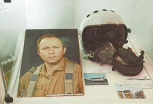 Parodos dalyje „Drąsieji“ eksponuojami daiktai, priklausę vieninteliam iki šiol lietuviui kosmonautui bandytojui Rimantui Stankevičiui.