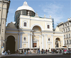 Bažnyčia dabar remontuojama, tad neatsiskleidžia išorinis jos grožis...