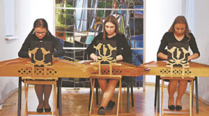 Meno mokyklos kanklininkės A. Brazytė, U. Klumbokaitė ir D. Vosyliūtė gražiai pritiko prie birbynininkų būrio.