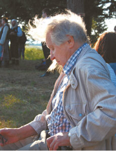 Vaclovas Bagdonavičius valandėlei susimąstė. (Knygos pristatymą Vištytyje pratęsusioje Baltų sąšaukoje ant piliakalnio.)