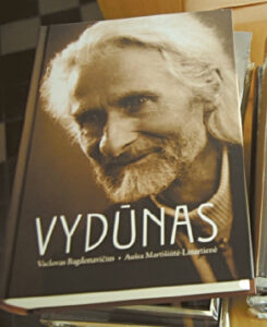 Šioje knygoje gausu iliustracijų: surinkta daug anksčiau neskelbtos medžiagos.