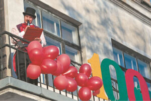 Iš buvusių kultūros namų balkono skelbiama apie šios įstaigos atidarymą 1948 metais. 