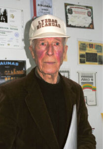 R. Blažys su kepuraite, kurią jam iš JAV 1989 m. parplukdė Atlantą įveikę Lietuvos buriuotojai.