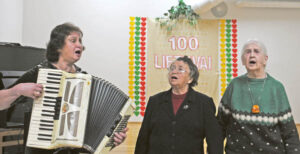 Savo kūrybos dainą A. Blažienės eilėmis užtraukusiai V. Raulynaitienei (iš kairės) dainuoti padėjo G. Lukoševičienė ir pati eilių autorė A. Blažienė.