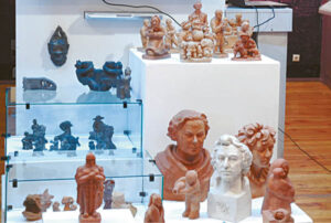 Ekspozicijos dalis: iškalbingi net smulkūs darbeliai ir kiekviena detalė.