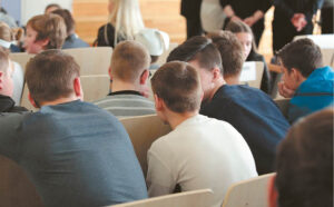 Gimnazistų tėvai turėtų suprasti, kad vaikui reikia ir pabendrauti su draugais, ne tik mokytis.