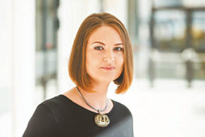 Vytauto Didžiojo universiteto prof. dr. Jolita Vveinhardt teigia, jog mobingo problemas spręsti reikia nedelsiant. Kitaip ginčai gali giliai pažeisti darbuotojų sveikatą, organizacijoms sukelti finansinių sunkumų. Jono Petronio nuotrauka