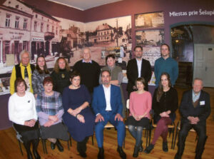 Kada nors nuotrauka bus istorinė: kolektyvas jubiliejaus dieną miesto fone.