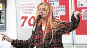 Jubiliejinis „Raudonasis vakaras“: Žydruolės Zenevičienės daina apie gegulę...