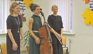 Pianistė Eglė Kasteckaitė, violončelininkė Elena Daunytė ir aktorė Sandra Daukšaitė surengė pasirodymą „Muzikos ir poezijos vyksmas“.