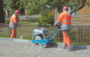 Nors mobingas dažniau susiformuoja tarp tame pačiame range dirbančių kolegų, pasitaiko atvejų, kai pavaldiniai nusprendžia engti viršininką arba šis pavaldinį.