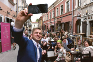 M. Čiuželis kartu su savanoriais, kurie nuolat kalbasi su daugybe pagyvenusių Lietuvos žmonių – juos išklauso, teikia emocinę paramą.