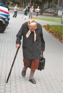Dauguma senų žmonių bijo prisipažinti, jog yra vieniši, jog jiems reikia emocinės pagalbos. Paskambinę į „Sidabrinę liniją“ jie tai gali padaryti anonimiškai, o pradėję bendrauti su savanoriais atgauti gyvenimo džiaugsmą ir prasmę.