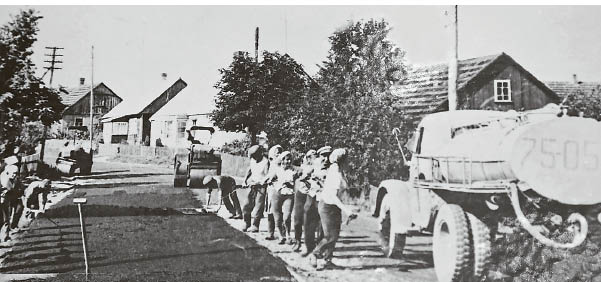 Kelių muziejuje Vievyje radome nuotrauką, kurioje užfiksuota, kaip 1967 metais asfaltuojama viena iš pagrindinių miestelio gatvių.