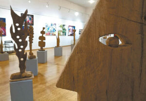 Paveikslų apsuptos skulptūros stiebiasi aukštyn... 