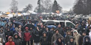 Lenktynės sulaukė gausaus žirgų sporto mėgėjų būrio.