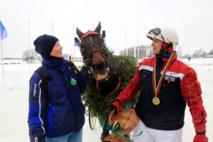 Po apdovanojimų Egidijus Gudonis su žmona Reda džiaugėsi savo numylėtiniu Gardens Fairytale. 