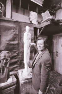 Alfonsas Ambraziūnas savo dirbtuvėje, kai kūrė paminklą Vincui Mykolaičiui-Putinui.
