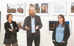 Atidaryme dalyvavę fotografijų autoriai Gerda Šeirė, Jonas Staselis, Rita Stankevičiūtė-Kazakevičienė dalijosi įspūdžiais iš plenero-dirbtuvių „Uždaros teritorijos“.