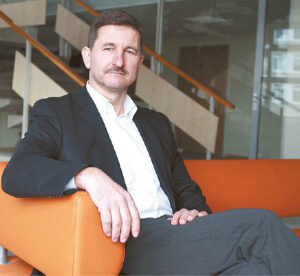 K. Petrauskis pastebi, kad viena iš žiniasklaidos vartojimų ydų, kurią galima priskirti senjorams, yra žiniasklaidos „romantizavimas“ – nelabai kritiškas jos vertinimas.