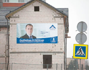 Nereikia net pamatyti užrašo smulkiomis raidėmis „politinė reklama“, jog suprastum, kad tai – rinkiminė agitacija. Tai išduoda ryškus kandidato atvaizdas, politinės partijos ženklas ir kandidato numeris.