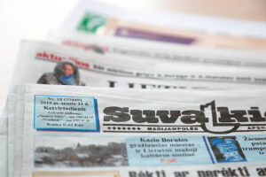 Tradicinės žiniasklaidos priemonės yra kokybiškos ir patikimos, tačiau jų nepakanka, norint teisingai suvokti informaciją. Svarbu skaityti ir internetinius naujienų tinklalapius, užsienio žiniasklaidą. Stokodami gebėjimų naudotis naujosiomis medijomis, senjorai patiria vis didesnę skaitmeninę atskirtį.