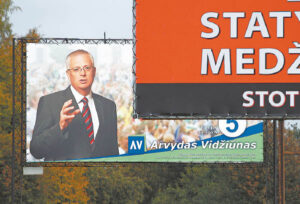 Politinės reklamos tendencijos nesikeičia. Dominuoja ryškūs kandidatų atvaizdai, lydimi partijų sąrašų.