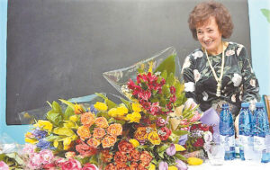 Plojimai, šypsenos – ir daugybė gėlių lauktai viešniai...