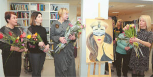 Parodos autorės L. Augustaitienė, L. Zaleckienė ir V. Gelčytė prie G. Juodzevičienės (dešinėje) paveikslo.