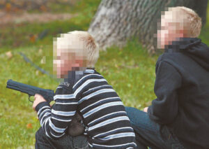 Smurto rodymas TV laidose ar kino produkcijoje, aprašymai spaudoje ir informaciniuose portaluose negatyviai veikia žmonių pasąmonę.